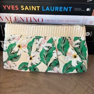 Estée Lauder Revitalizing Supreme + Clutch w Green Leaves and White Flowers